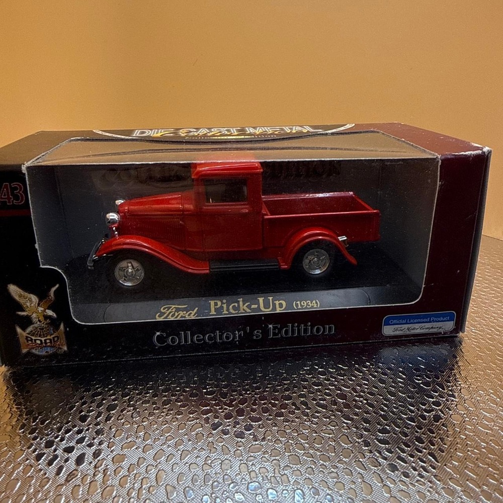 Road Signature Yat Ming 1934 Ford Pick-Up Red Diecast 1:43 Model Car 94243-A